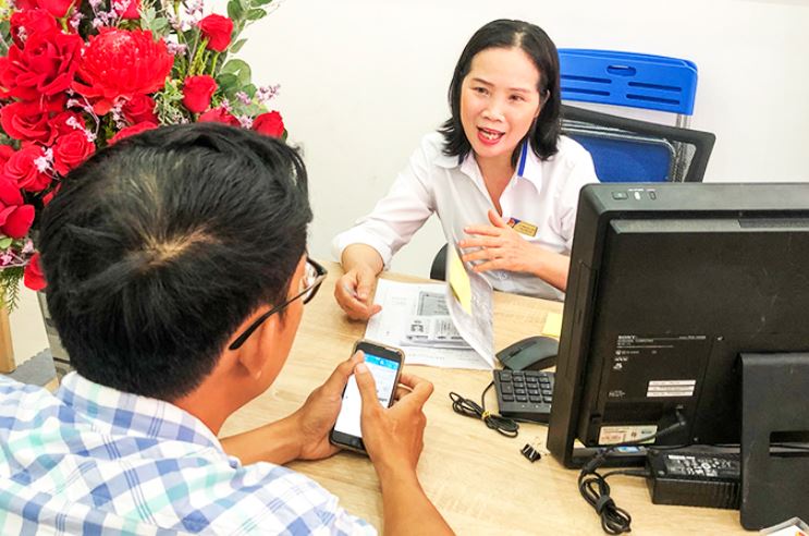 Nhân viên văn phòng công chứng Nguyễn Thảo đang tư vấn cho khách hàng