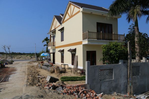 Lấn chiếm đất đai