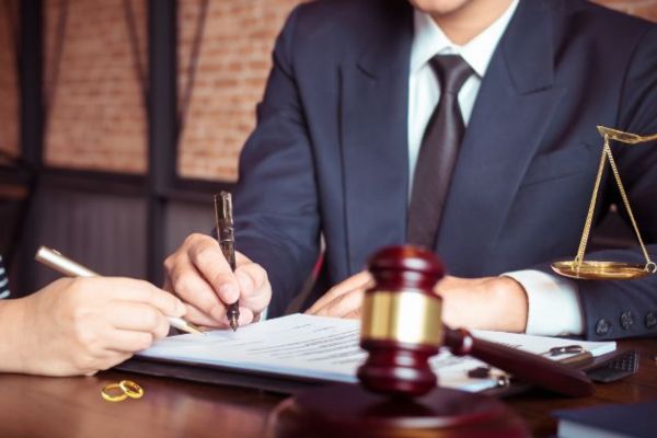 Bạn cần công chứng tài sản khi đã kết hôn ra sao? Giải đáp chi tiết