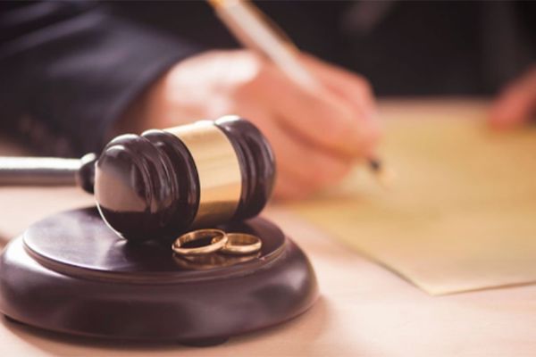 Công chứng viên đóng vai trò gì trong quyền lợi hôn nhân của bạn?