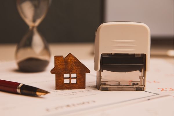 Sự khác biệt giữa hợp đồng viết tay và hợp đồng công chứng trong bất động sản