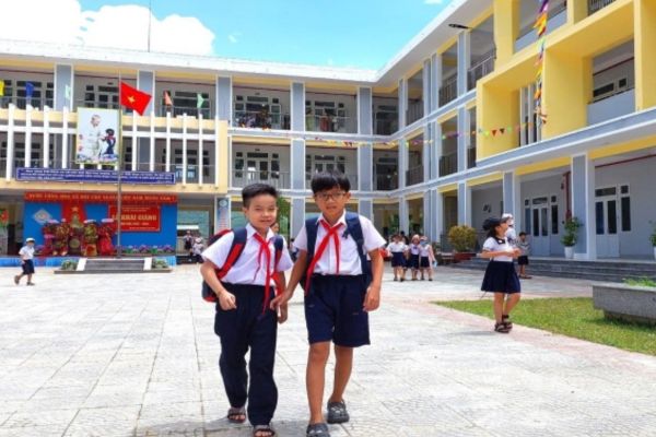 Học sinh đi học muộn