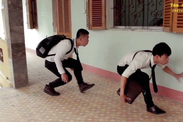 Học sinh đi học muộn