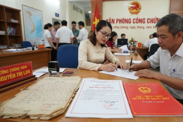 Cho tặng nhà đất đã qua nhiều đời chủ bằng giấy tay: Lộ trình hợp pháp hóa tại VPCC