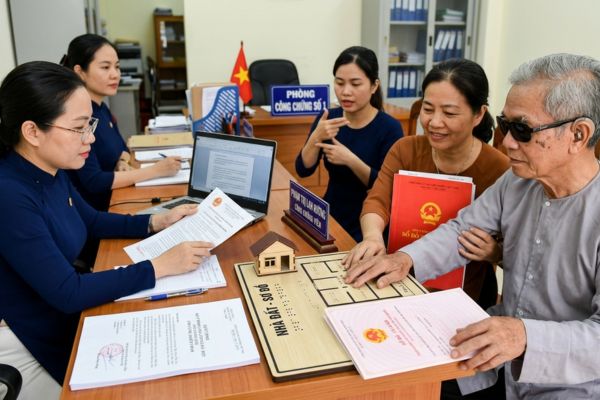 Cho tặng nhà đất nhưng bên cho tặng bị khiếm thị, khiếm thính: Quy trình công chứng đặc biệt