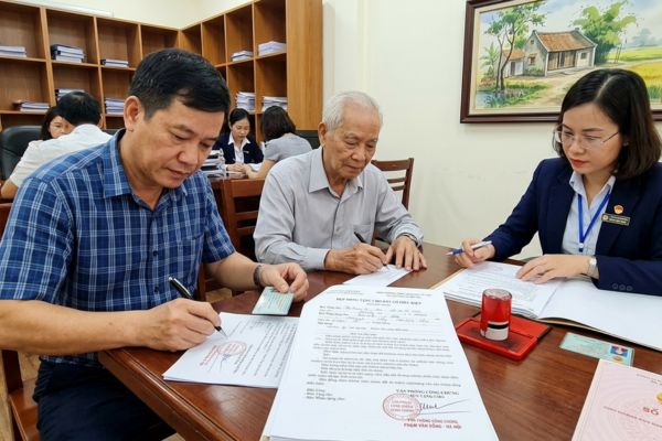 Công chứng hợp đồng tặng cho đất có điều kiện: Mẫu văn bản chuẩn