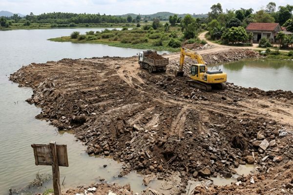Đất lấp ao hồ tự nhiên: Cảnh báo vi phạm pháp luật bảo vệ môi trường