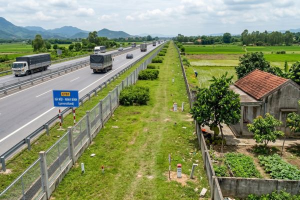 Đất ven các đường cao tốc Bắc - Nam: Quy định hành lang an toàn đường bộ